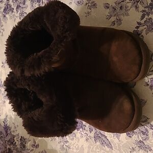 Short brown UGG boots